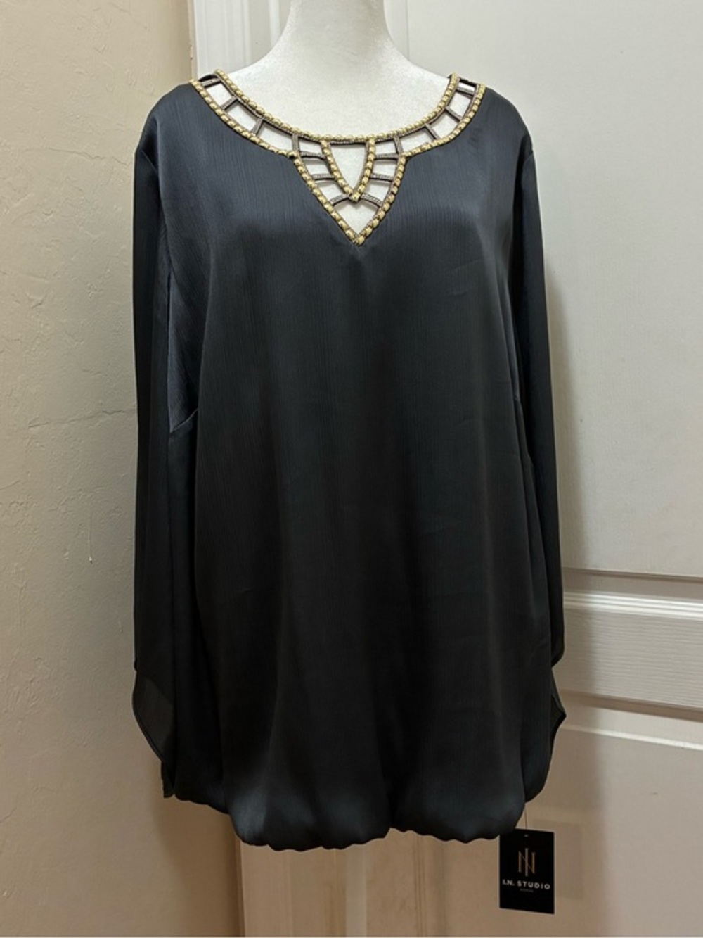 NWT I.N. Studio Woman Gray Embellished Neck Keyhole Top Bubble Hem Blouse 2X